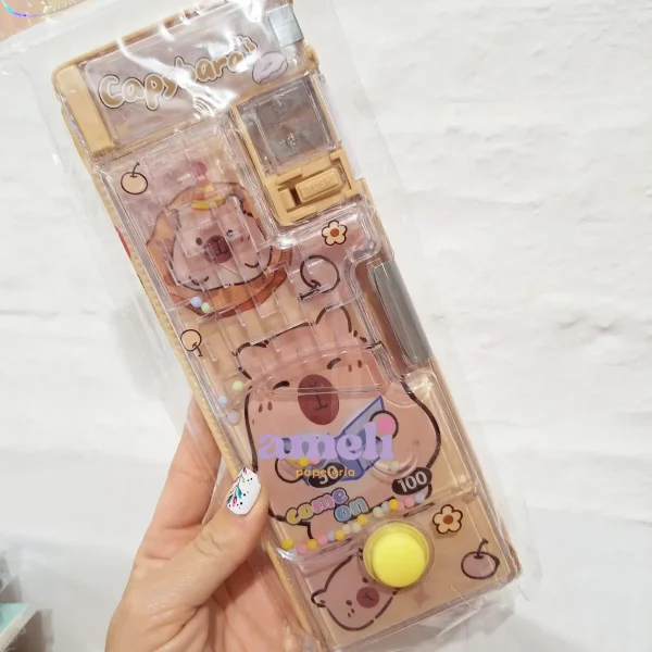 Cartuchera rígida capibara con reparticiones, sacapunta y juego