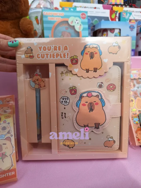 Box Capibara cuaderno + bolígrafo