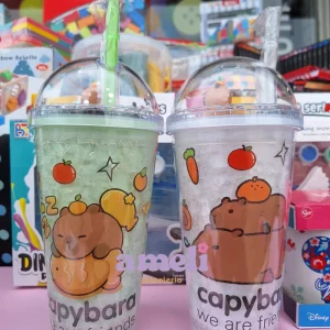 Vaso con tapa y sorbito capibara