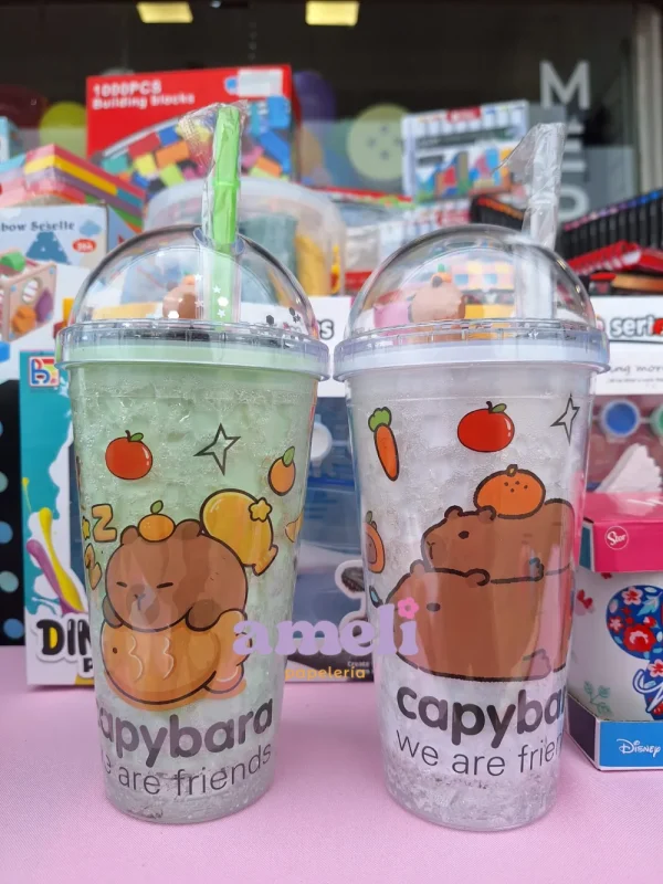 Vaso con tapa y sorbito capibara